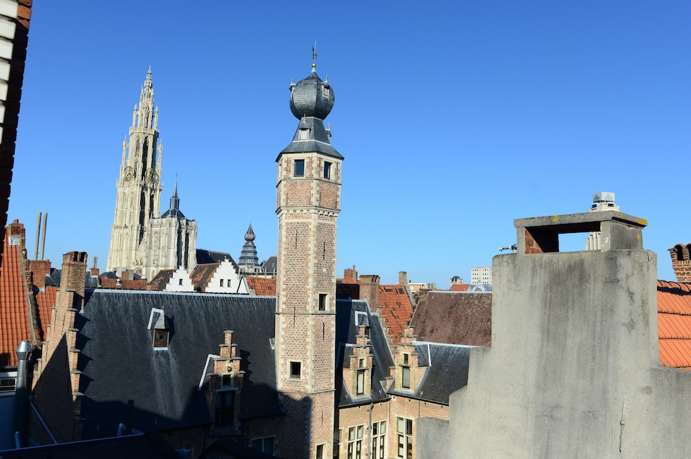 SLEEP INN ANTWERP - Japandi Lofts