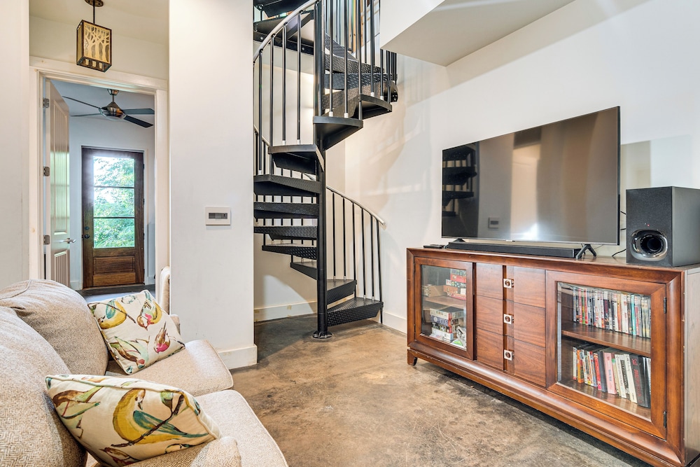 Hot Tub & Mtn Views: Modern Old Fort Hideaway!