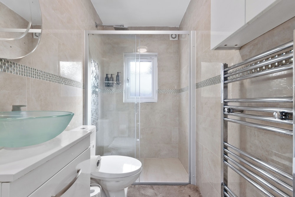 4 Bed - Sleeps 9 - Free Parking - 20 min Gatwick