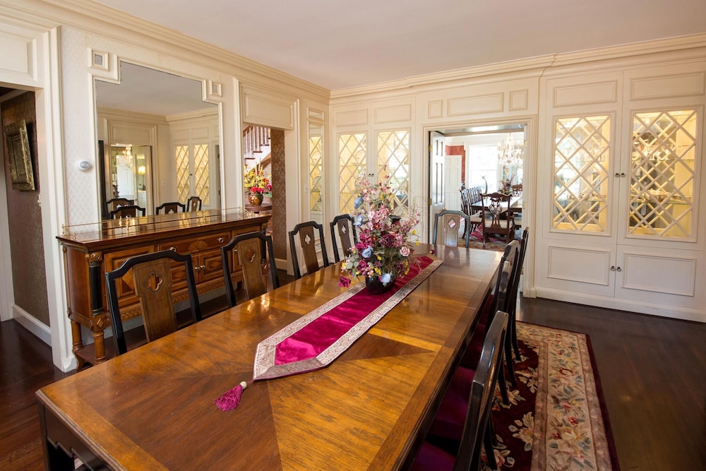 Kingsbay Mansion & Vacation Houses