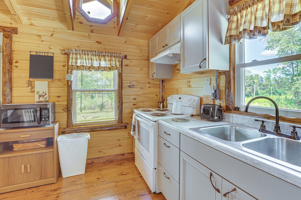 Charming Couples Cabin on 40 Acres in Zanesville