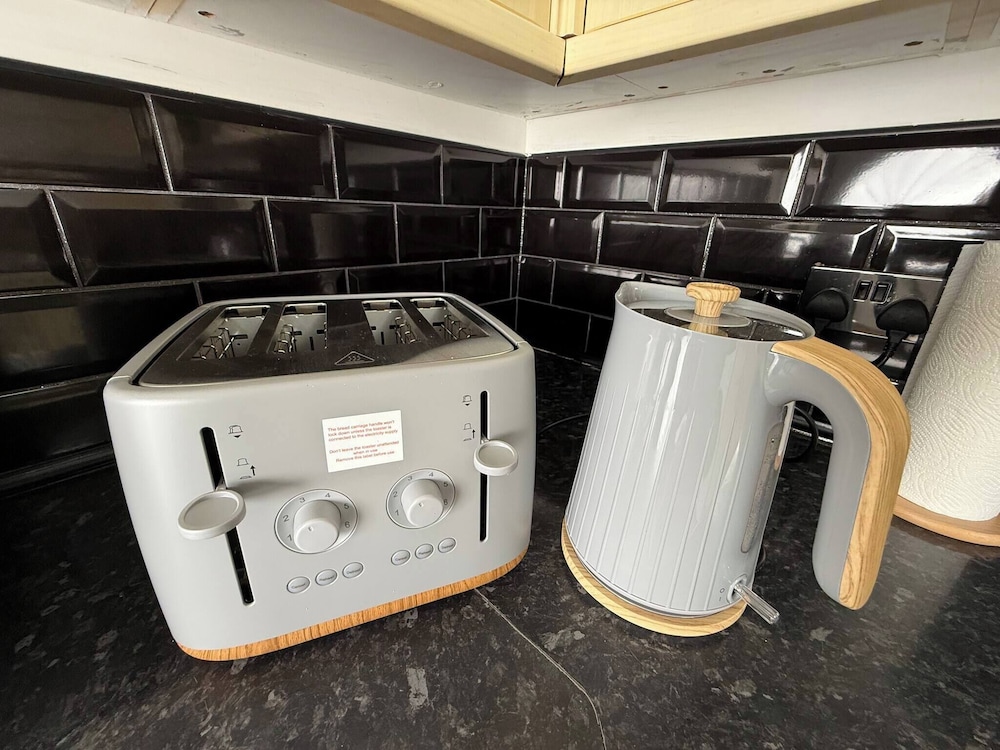 Urban Calm Spacious 3-bed Home With Free Parking