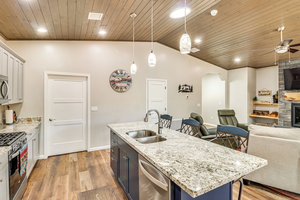 Hot Tub & Outdoor Living: Relaxing Show Low Cabin