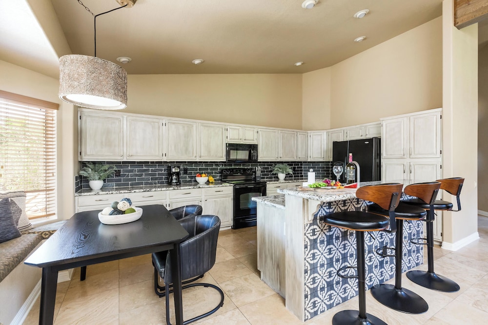 Scottsdale Oasis- Pool - Game Room - Putting Green