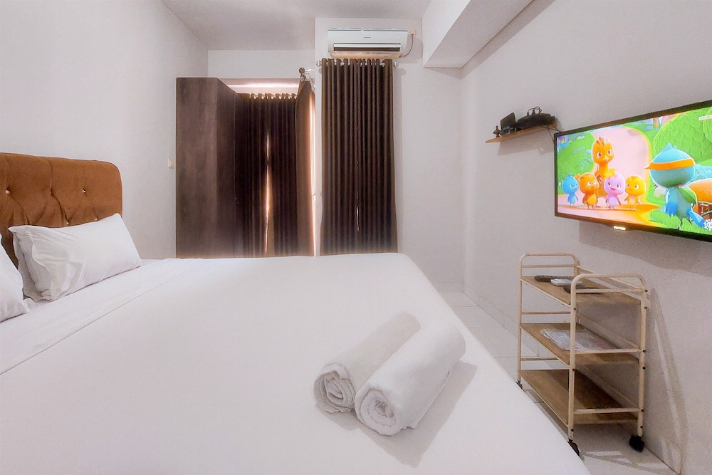 Chic And Cozy Studio Apartment At Amazana Serpong