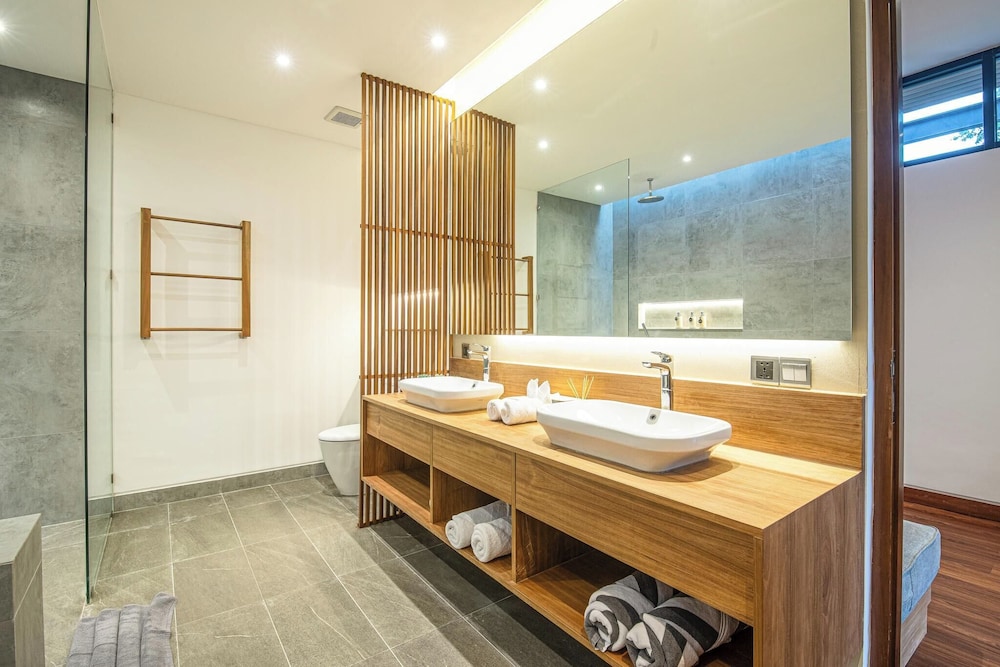 Elegant 6BR Canggu Villa Steps From the Ocean