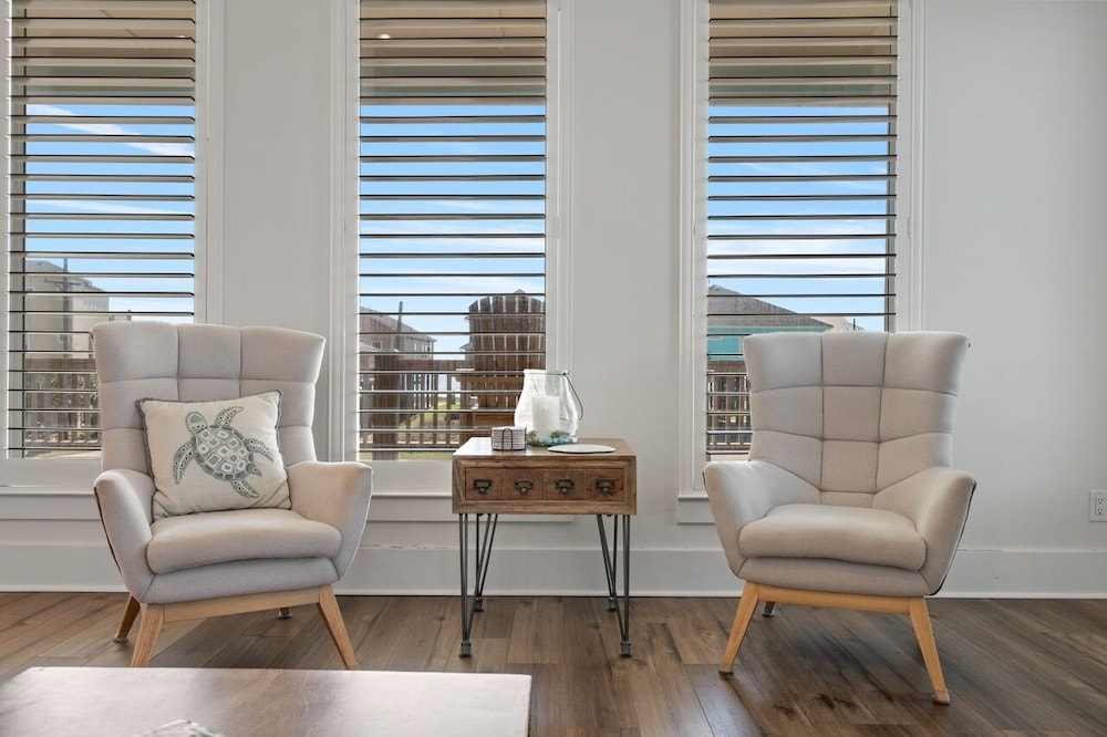 Tidewater 4 Bedroom Home by RedAwning