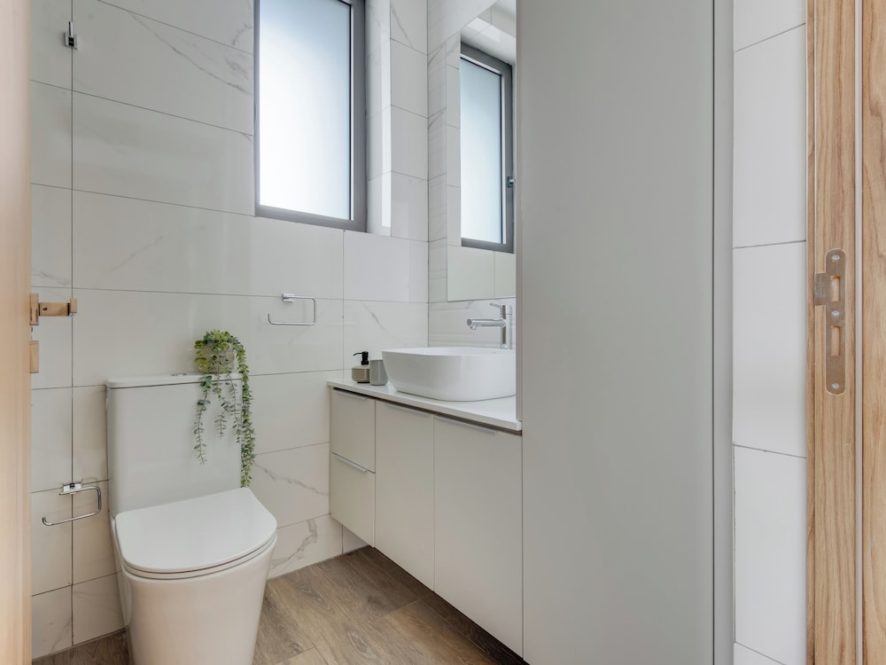 Sanders Palama - Nice 2-bdr. Apt. With Balcony