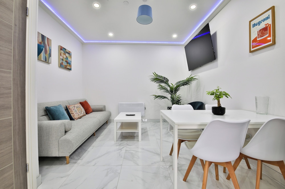 Modern 2 Bed House - Sleeps 4