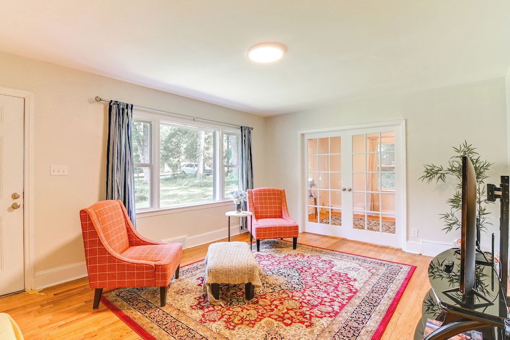 6 Mi to Uptown: Pet-friendly Home in Charlotte