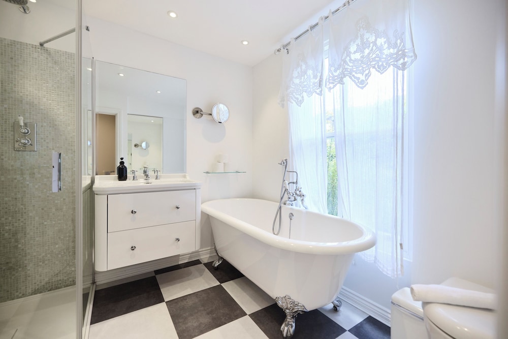 The Kensington Designer's Retreat -1bdr Flat