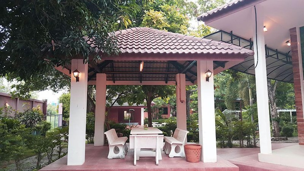 Phalaburi Resort by dreamhouse