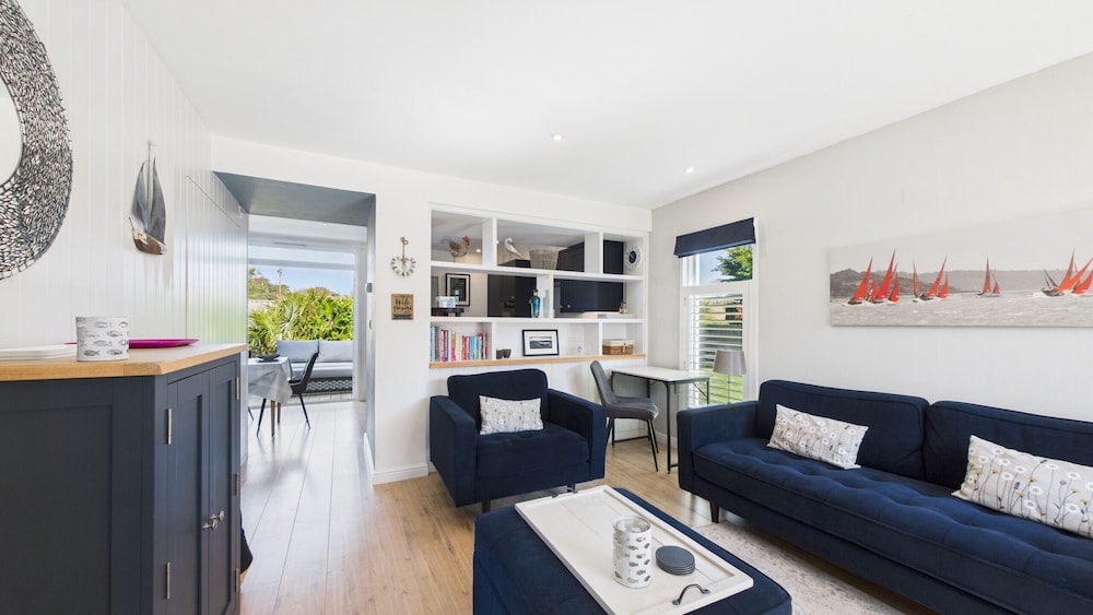 Charming 2-bed Family Cottage Your West Bay Retreat