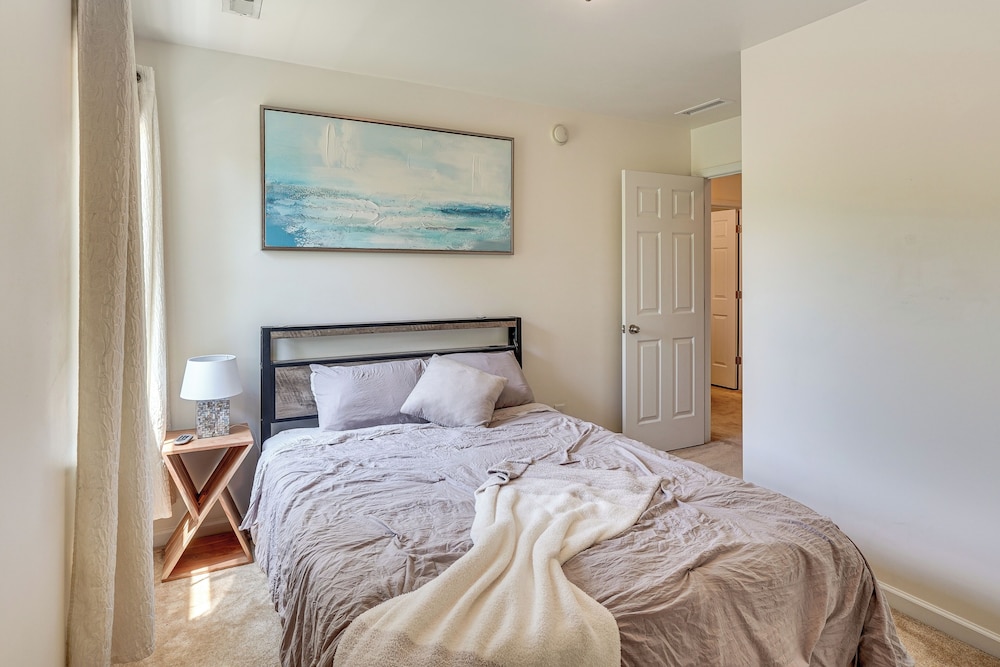 6 Mi to Dtwn Raleigh: Townhome w/ Fenced Patio!