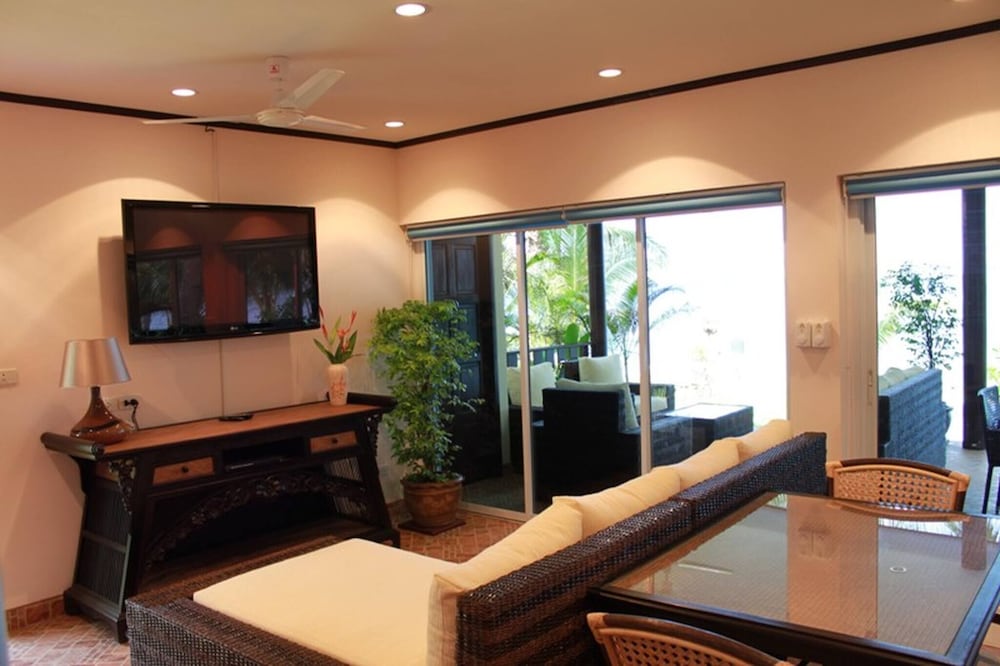 Beachfront Oasis With Private Pool and Jacuzzi on Samui's Bang Por Beach