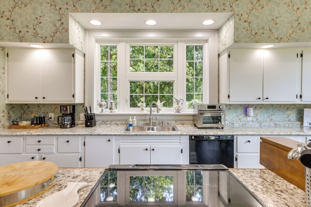 Home on Sprawling Estate, 6 Mi to Dtwn Spartanburg