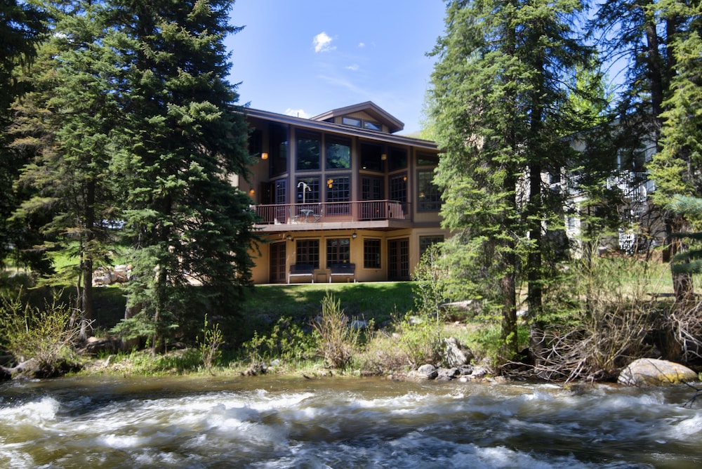 Alpine Creek #6 4 Bedroom Home by RedAwning