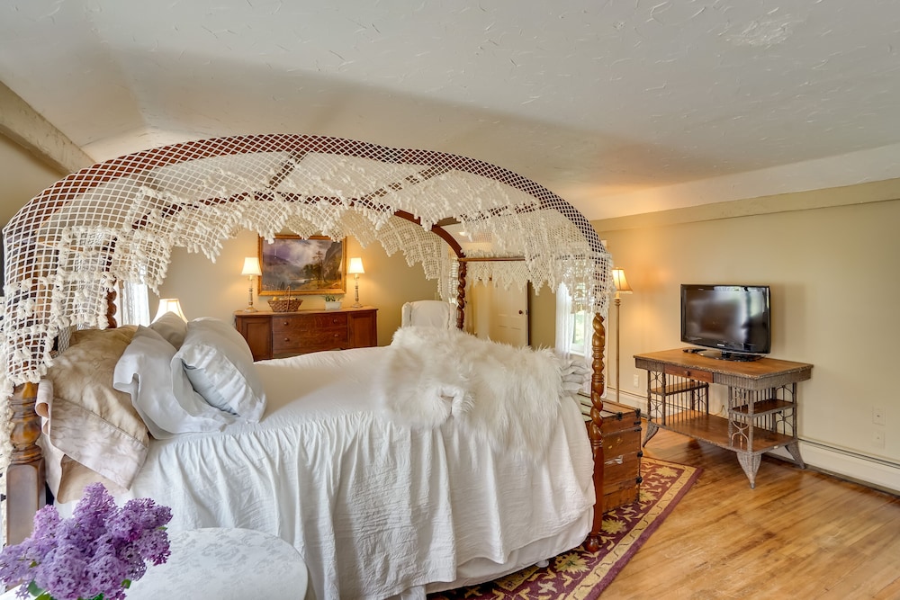 12-acre Vacation Rental in the Berkshires!
