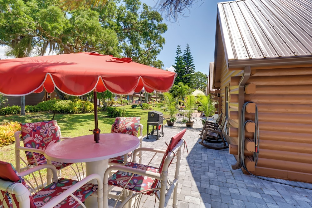 Access to Lake Okeechobee: Cabin w/ Perks!
