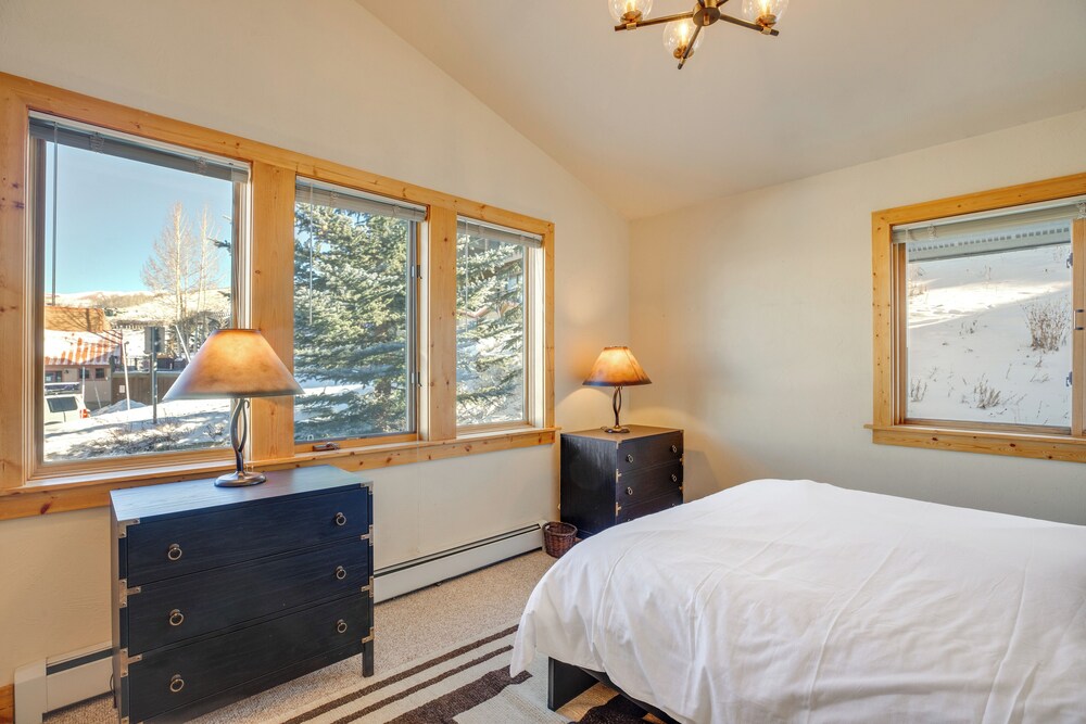 Walk to Lift! Luxe, Updated Cbmr Home w/ Mtn Views