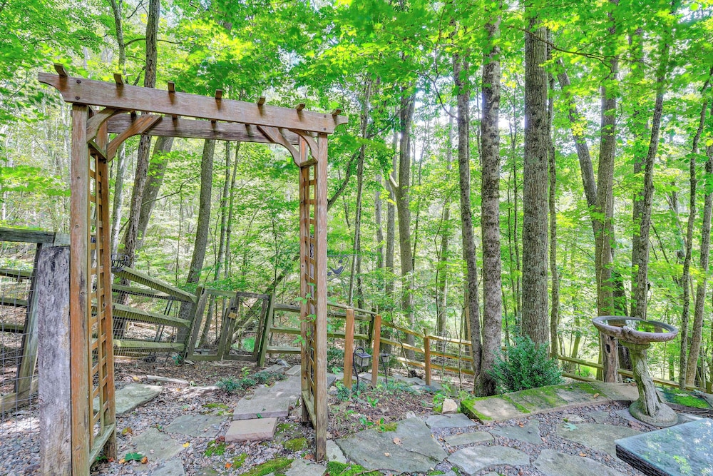 Near Boone-custom Built Cabin: 3 BR 3 BA W/hot Tub