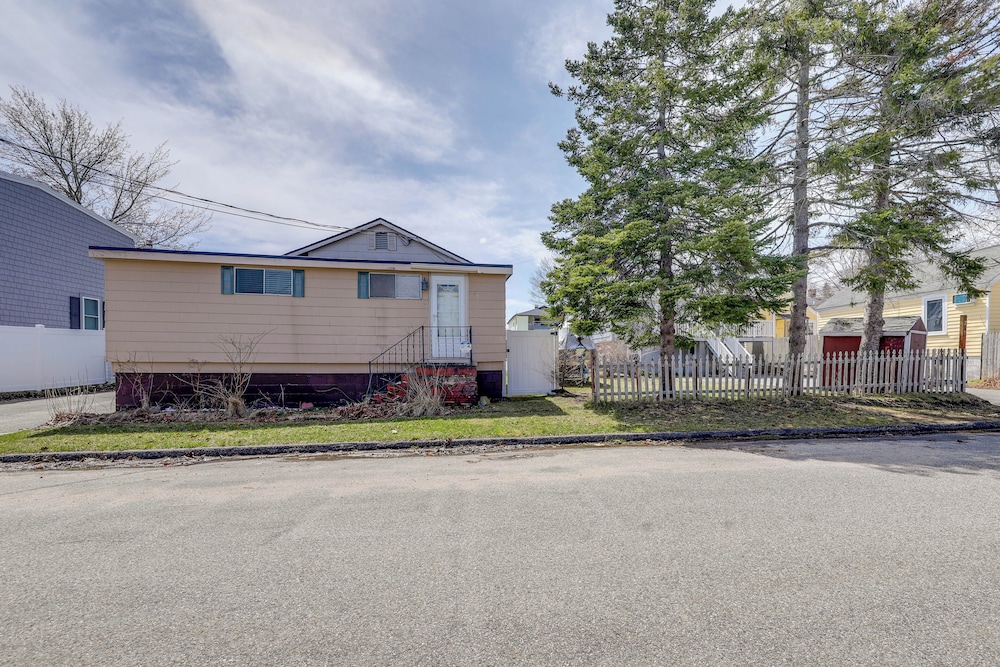 Walk to OOB Pier: Family-friendly Home w/ Hot Tub!