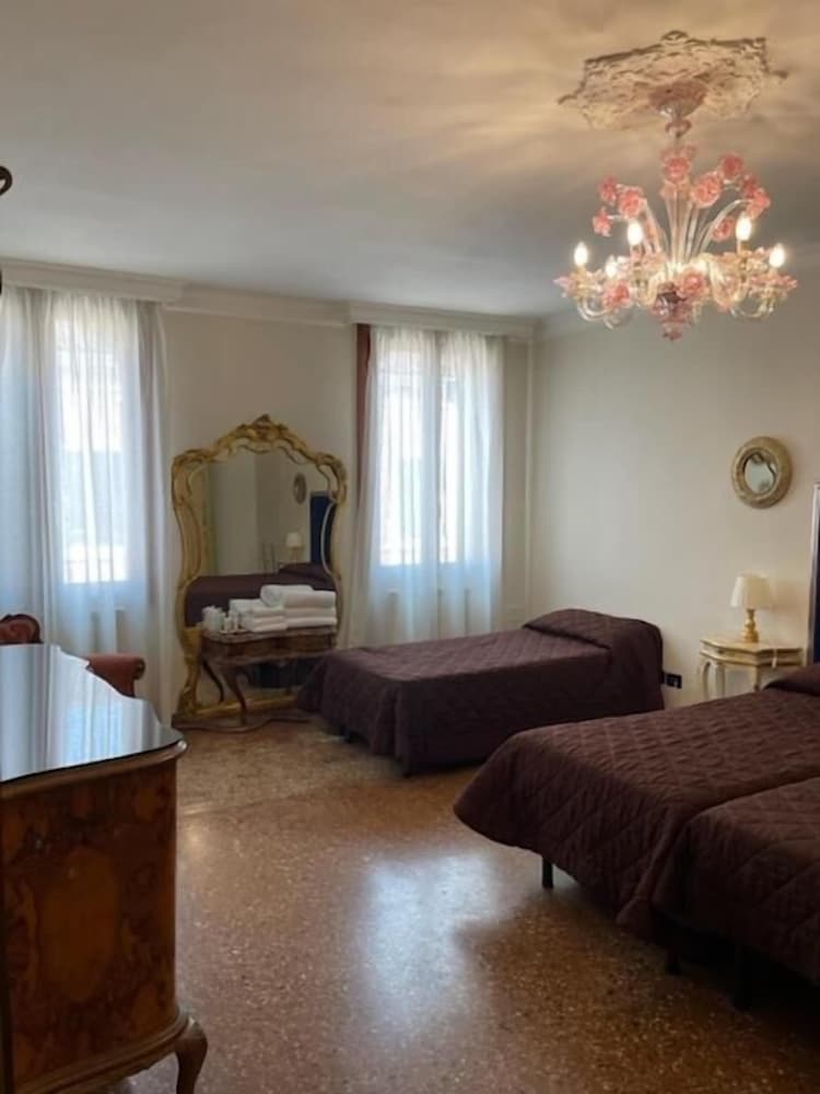 Hotel Guerrato en Venice — hotel room