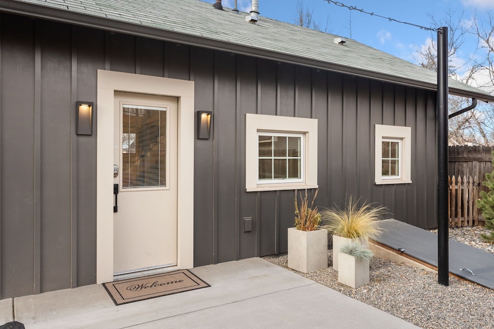 Chic Luxury Retreat in Old Town Walk Everywhere!
