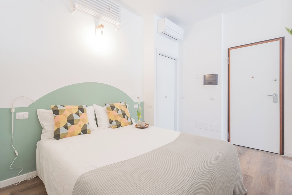 A Step From the Dome Apartment by Rent all Como