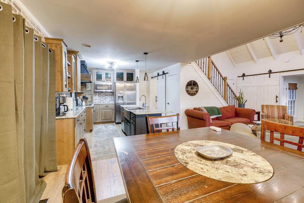 Waterfront Escape w/ Hot tub & Dock in Eatonton!