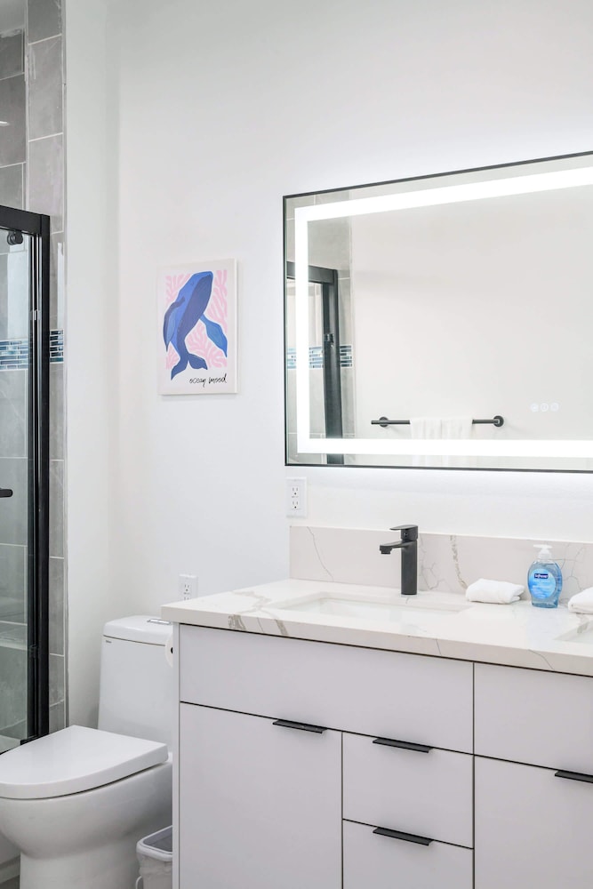 Not Affected by the Fire/modern Spacious Home With Parking & Fully Equipped Kitchen #3