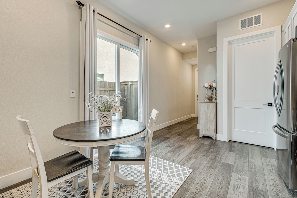 Fenced-in Yard: Apt 7 Mi to Westfield Galleria