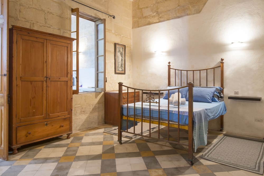 Hotel Valletta Bishop Apartment - Image 1