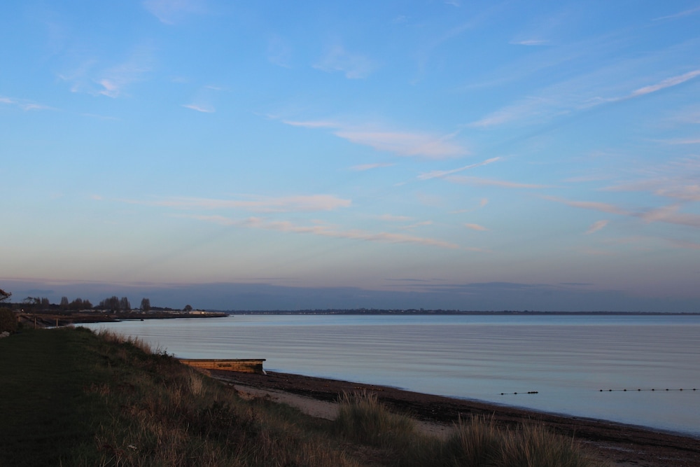 3 Bedroom Mersea Beach Retreat-getaway by the Sea