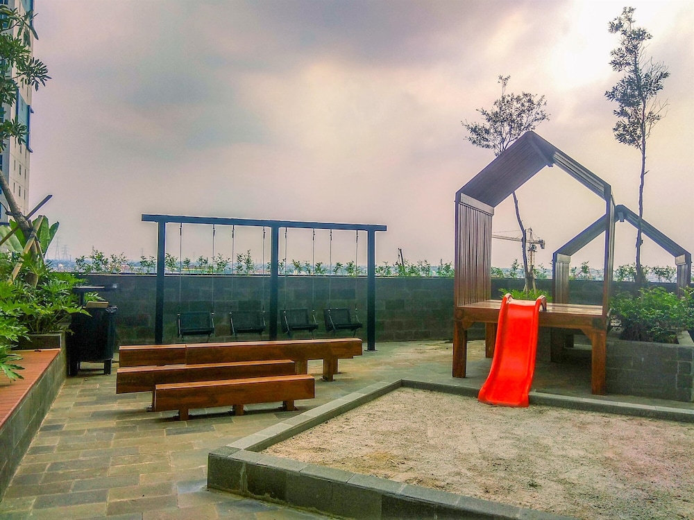 Homey And Nice Studio At Lrt City Bekasi Apartment