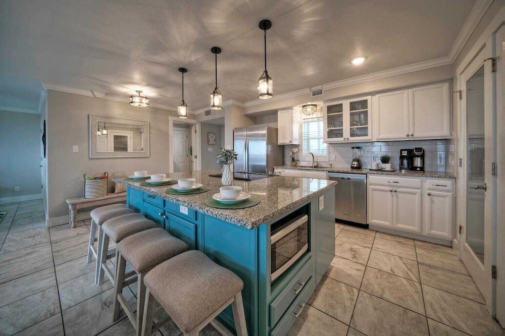 Gulf Views + Pools, Tennis, Pickleball & Beach Access Awesome Beachfront by Avantstay