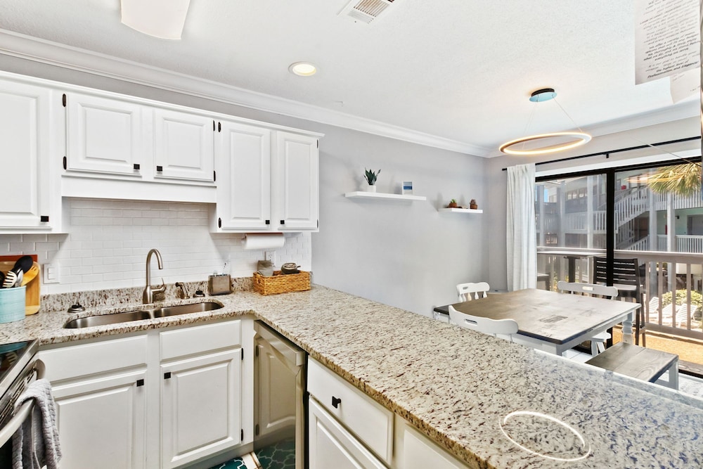 2BR Condo Beach Access Pool and Walk to Hangout