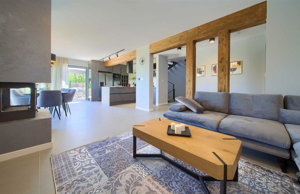 Villa Astrum With Heated Pool Jacuzzi and Sauna