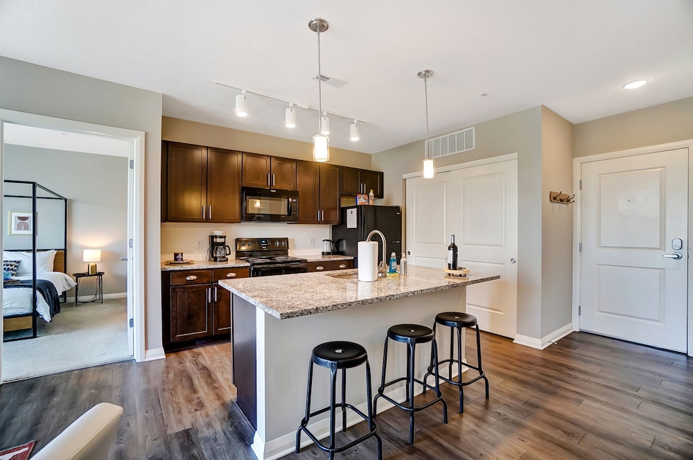Downtown Designer 2BR Parking W D Gym Pool
