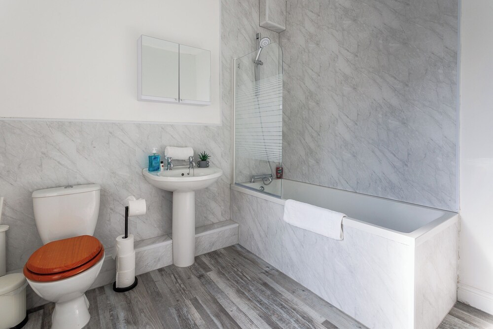 3 Bed House - Sleeps 5 - Parking - Wifi