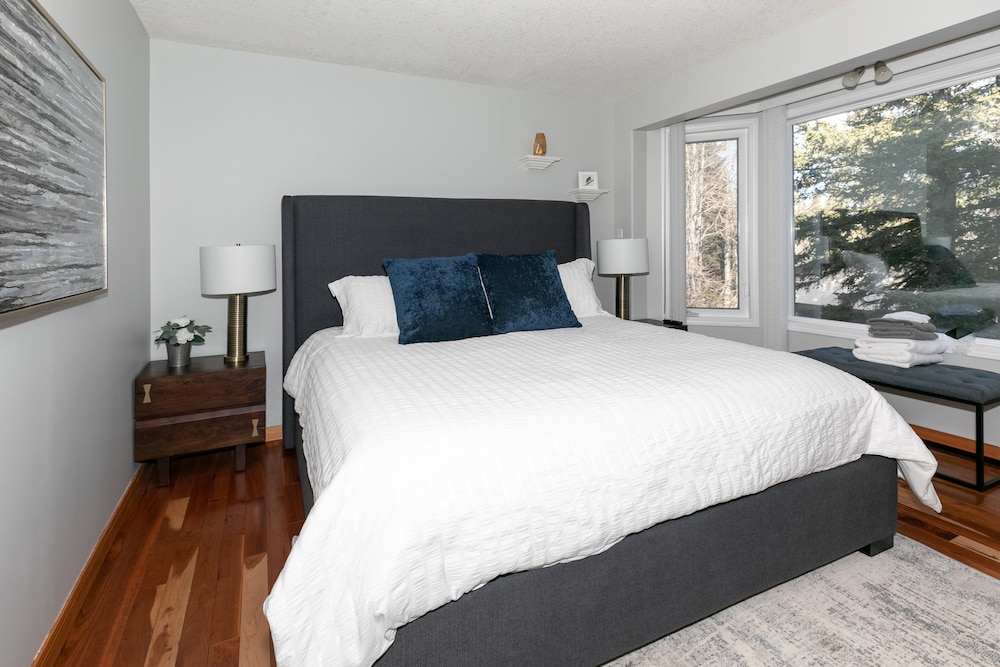 Dream 4-Br 4-Ba Chalet | Private Hot Tub | 2 min to Jasper National Park Gates view 5