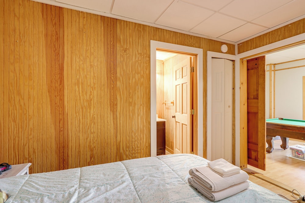 Pet-friendly Resort Cabin 5 Mi to Dtwn Ellijay!