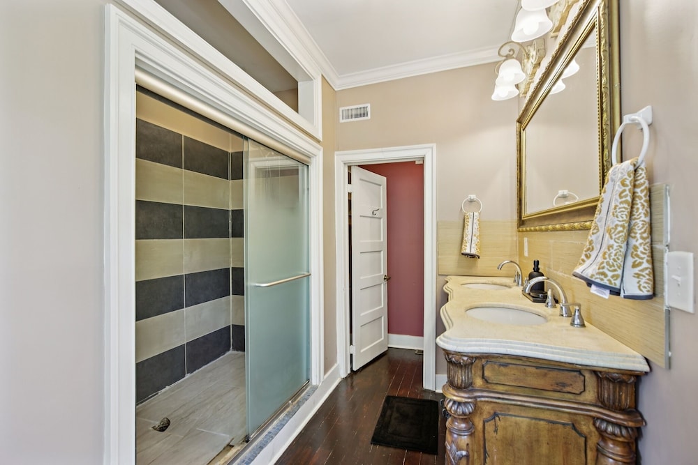 Charming Victorian Home With Porch & Large Yard 7 Bedroom Home