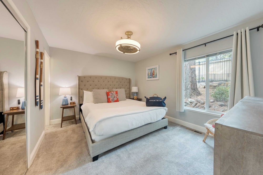 Ski Way by Avantstay Cozy Tahoe Home w/ Fireplace & Balcony
