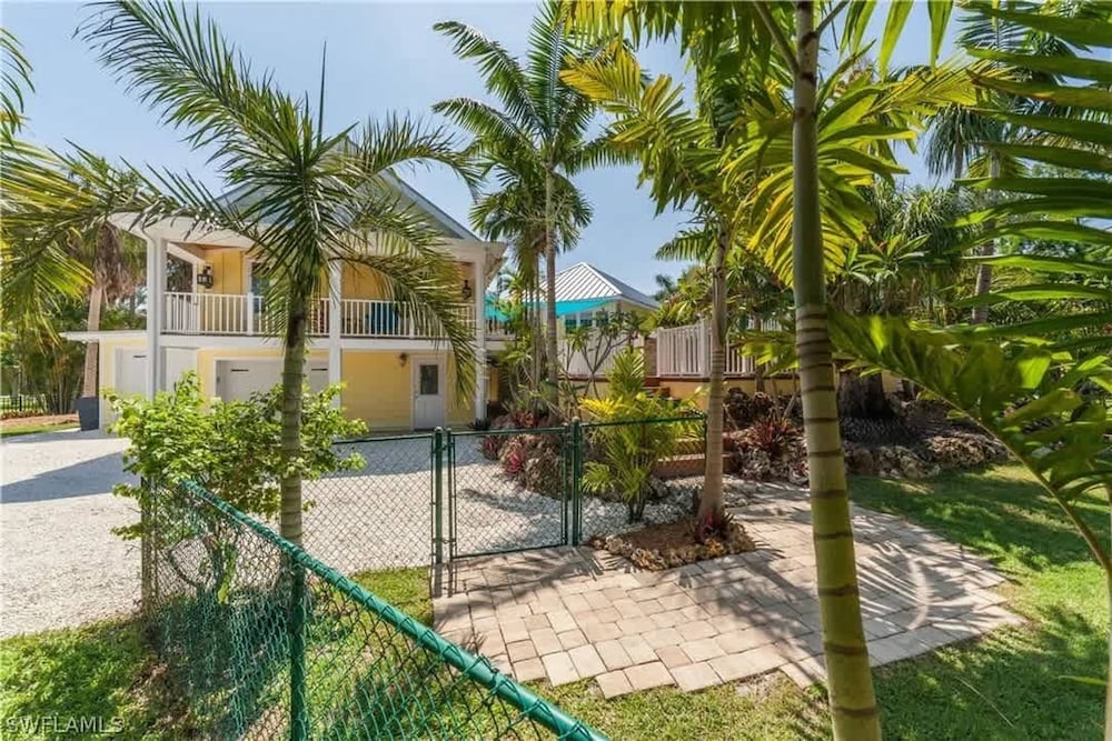 NEW Jungle Paradise Treehouse Suite With Resort Amenities Elevator Access Outdoor Kitchen Lagoon Lazy River Pool RV Hook up