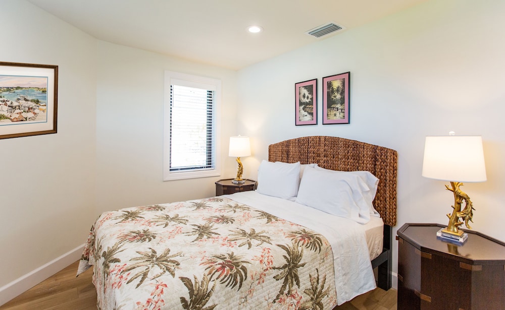 Sorrento Luxury Vacation Home: Expansive 5-Bedroom, 4.5-Bath Retreat with Private Pool, Hot Tub, and Pet-Friendly Accommodations – Just a Short Walk from S
