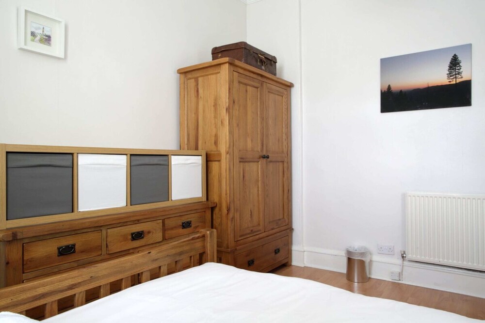Central and Spacious 2 Bedroom Flat With Garden