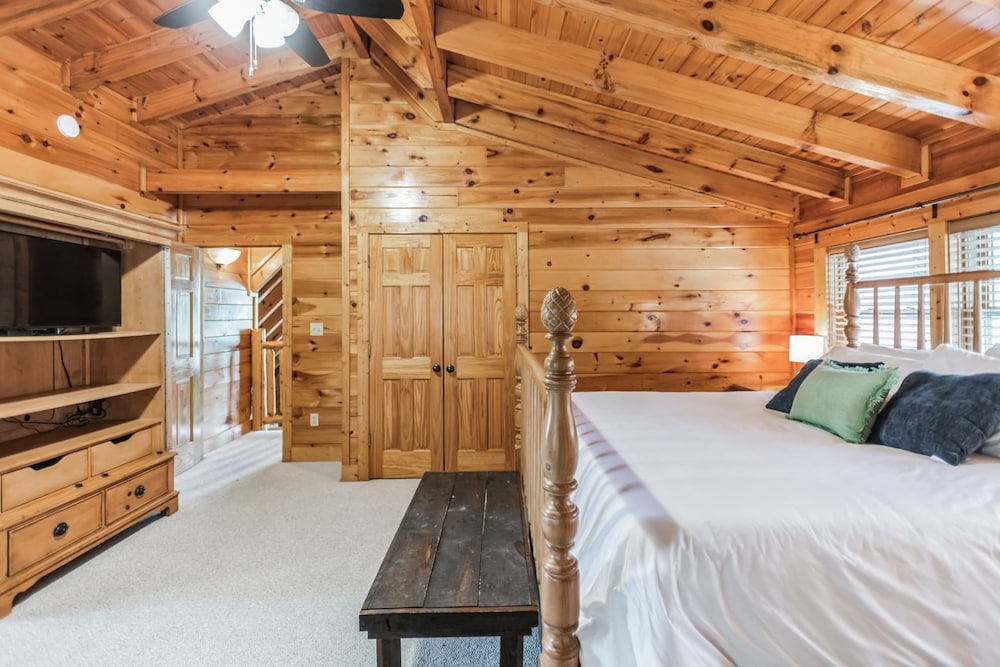 Summit View Way Resort Cabin w Hot Tub Deck w Views Pool Table