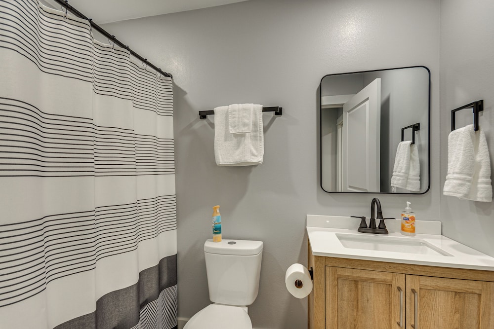 3 Mi to Navarre Beach: Home w/ Furnished Patio