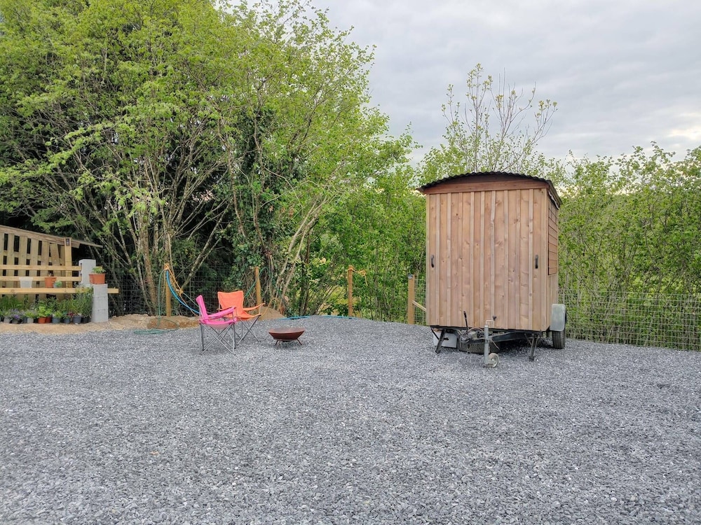Llandovery - Cabin - Sleeps 2 - Parking - Garden